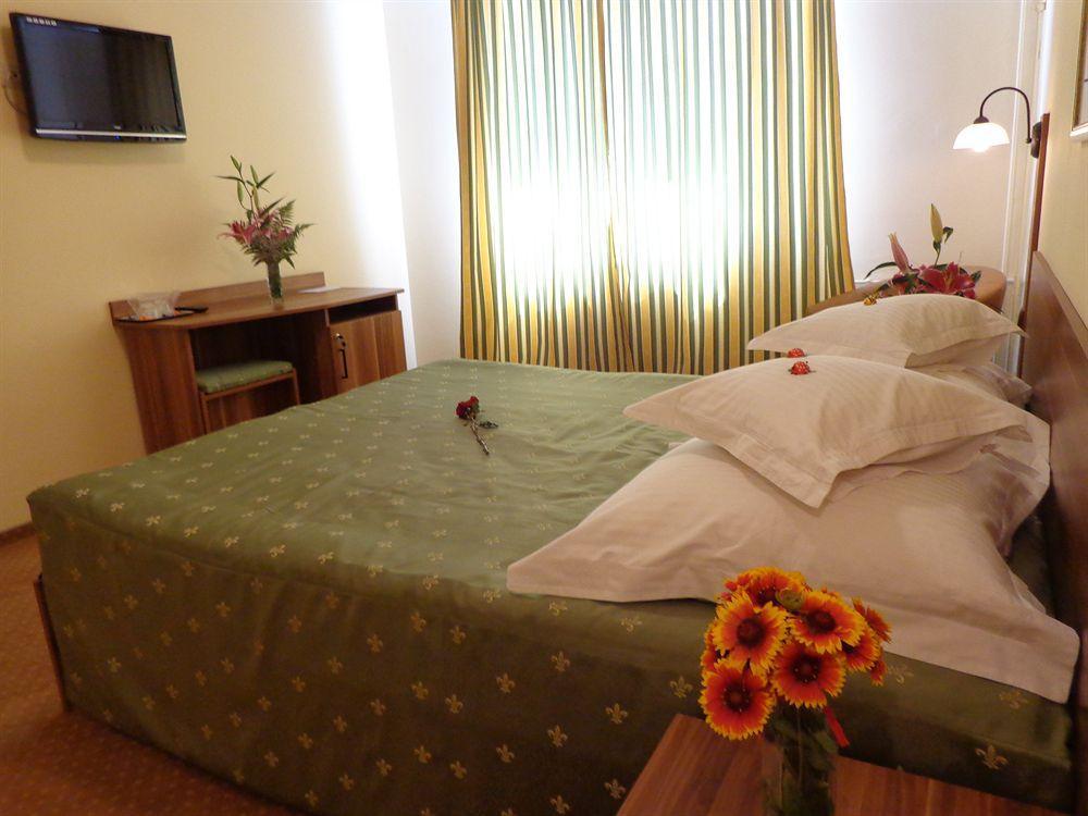 Hotel Lyra Nagyvárad Kültér fotó