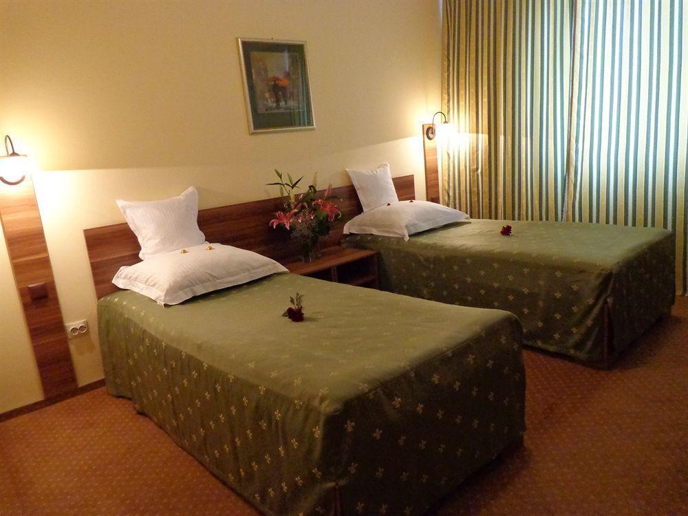 Hotel Lyra Nagyvárad Kültér fotó