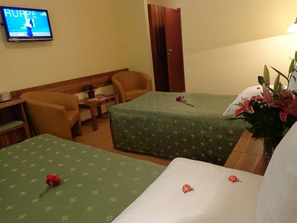 Hotel Lyra Nagyvárad Kültér fotó