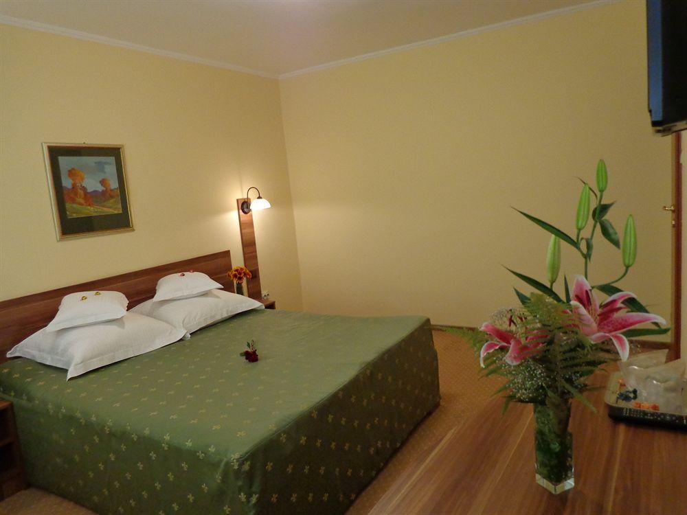 Hotel Lyra Nagyvárad Kültér fotó