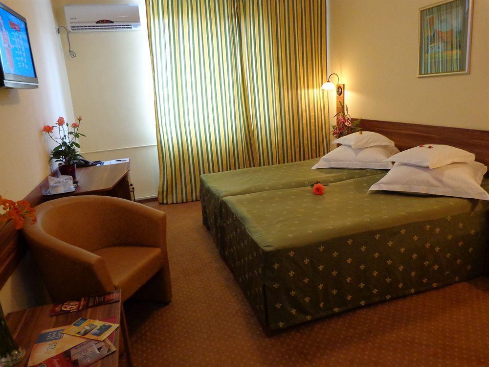 Hotel Lyra Nagyvárad Kültér fotó