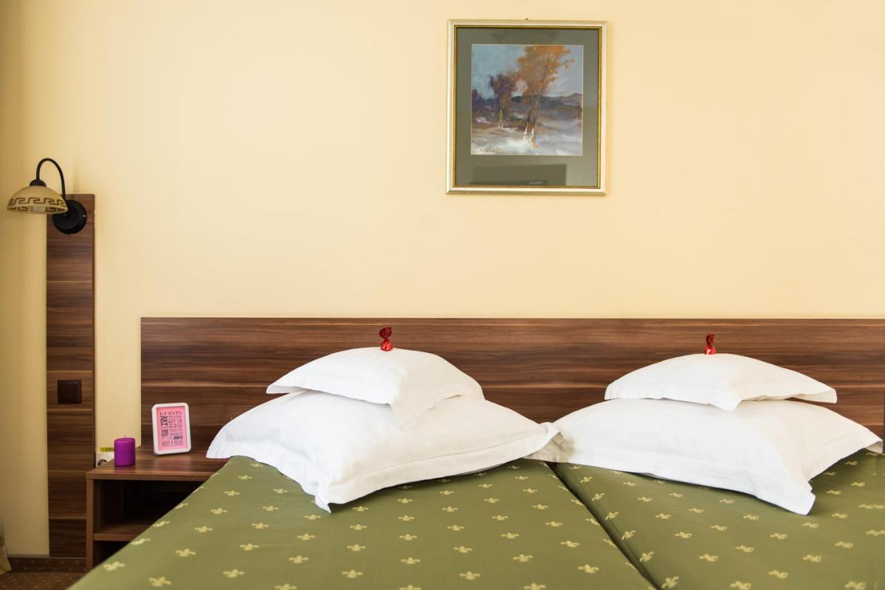 Hotel Lyra Nagyvárad Kültér fotó